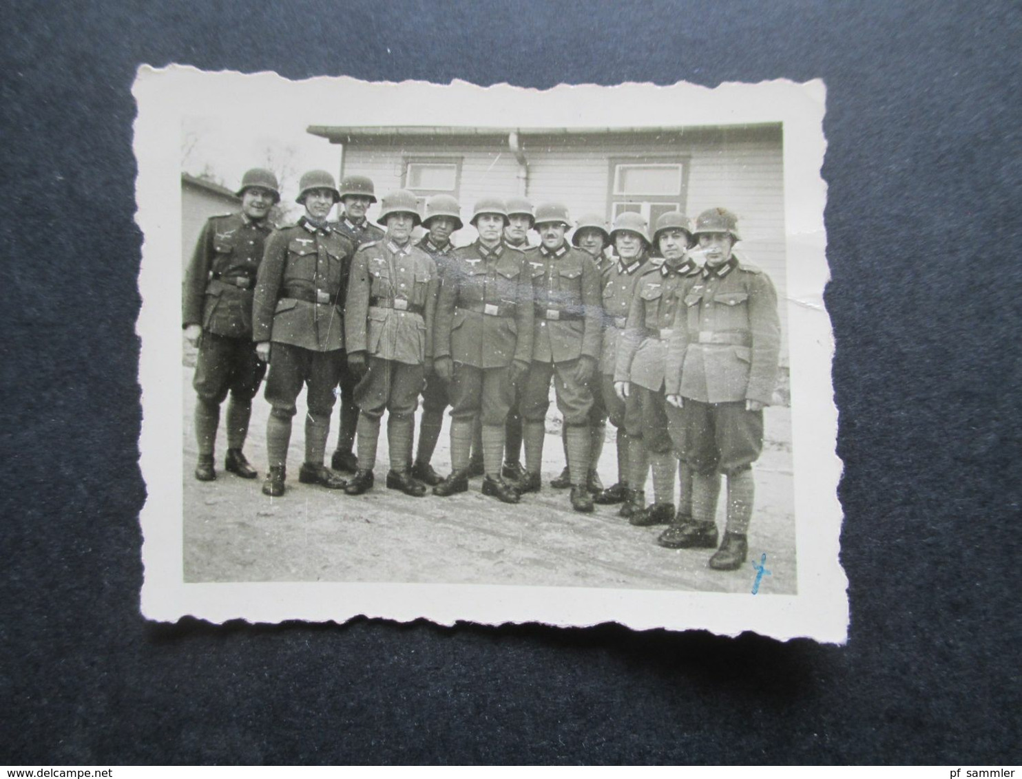 2.Weltkrieg Kleines Foto Um 1940 Soldaten In Uniform Vor Einer Baracke Foto Braunschweig - War, Military