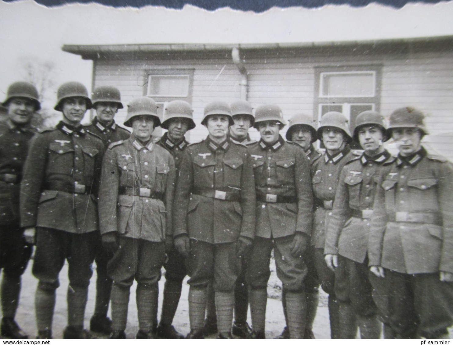 2.Weltkrieg Kleines Foto Um 1940 Soldaten In Uniform Vor Einer Baracke Foto Braunschweig - War, Military