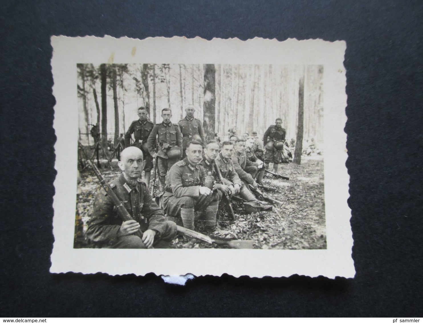 2.Weltkrieg Kleines Foto Um 1940 Soldaten In Uniform Mit Gewehren In Wald Bei Roßlau - War, Military