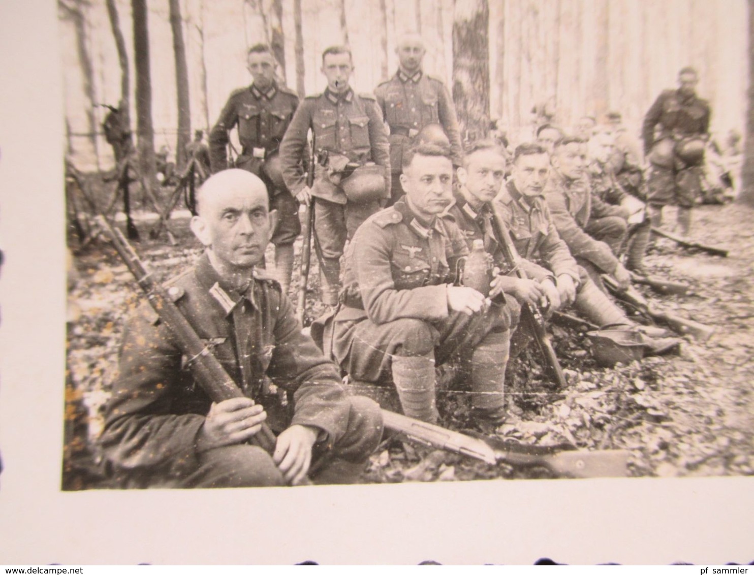 2.Weltkrieg Kleines Foto Um 1940 Soldaten In Uniform Mit Gewehren In Wald Bei Roßlau - War, Military