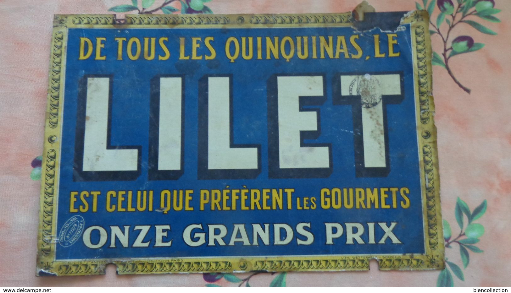 Publicité Lilet "le Quinquina Des Gourmets"; Pub Imprimé Sur Papier Collé Sur Une Plaque En Tôle Souple.Format 33cmX22cm - Plaques En Tôle (après 1960)