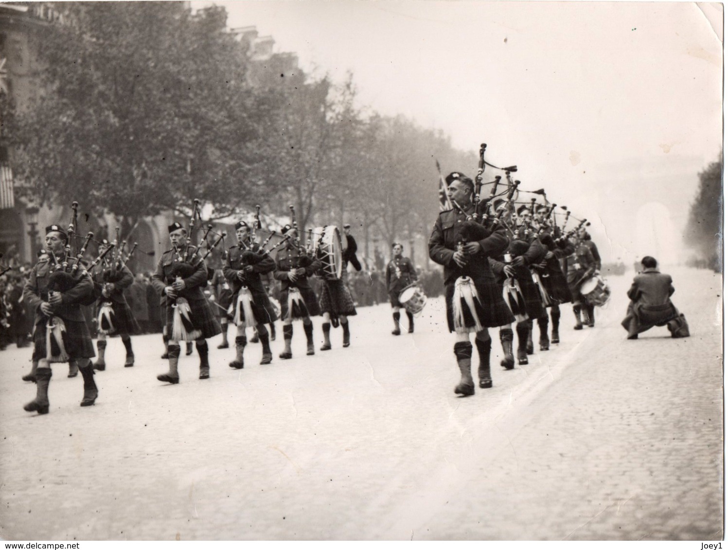 Photo Les Troupes écossaises Défilent à Paris .1944,photo Format 18/24.Presse Libération. - Krieg, Militär
