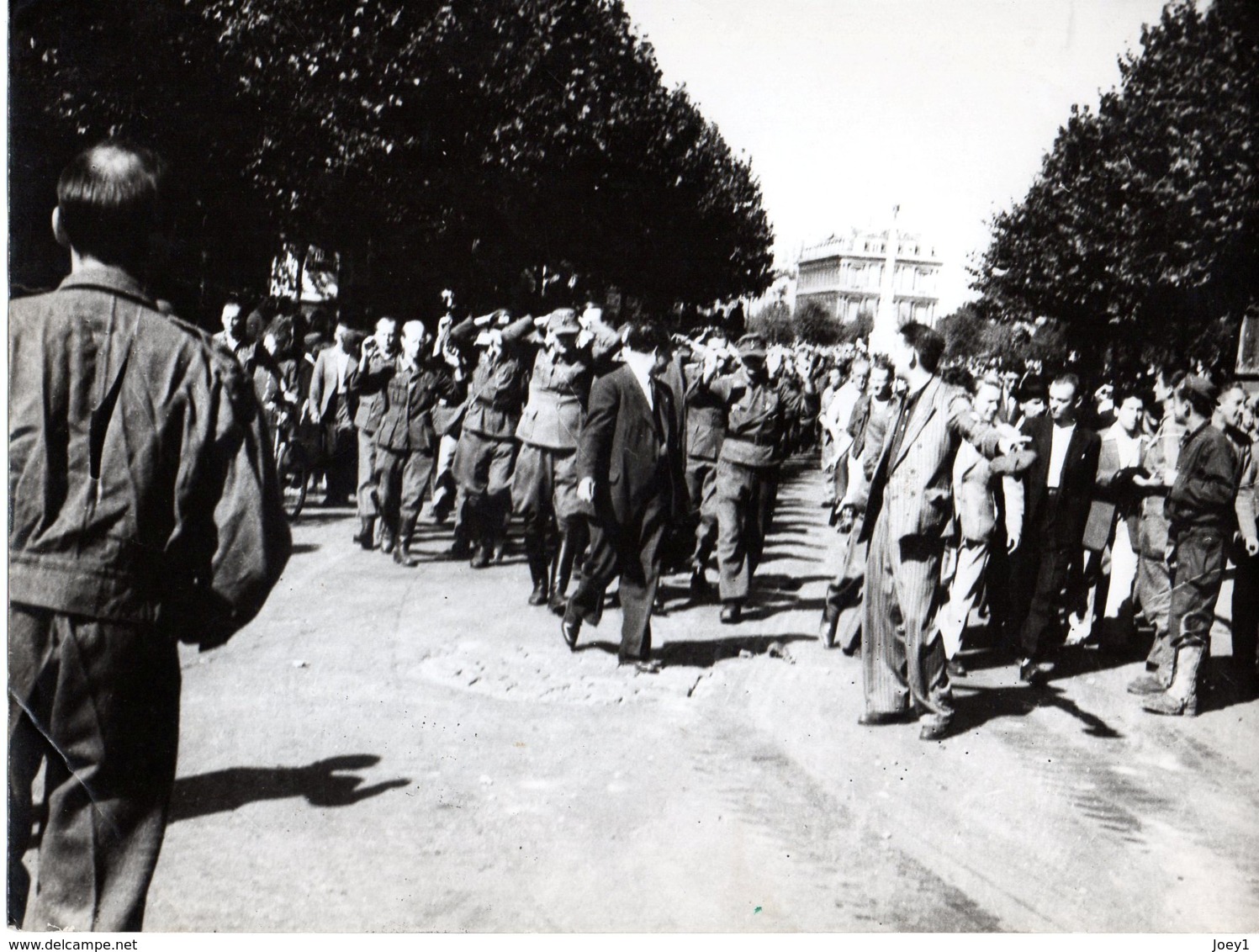 Photo Prisonniers Allemands Dans Les Rues De Paris En1944,photo Format 18/24.Presse Libération. - War, Military