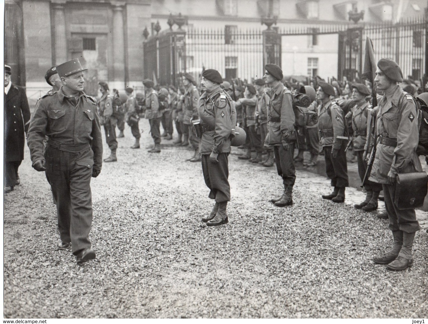 Photo Passage En Revue De L'armée Française En1944,photo Format 18/24.Presse Libération. - Oorlog, Militair