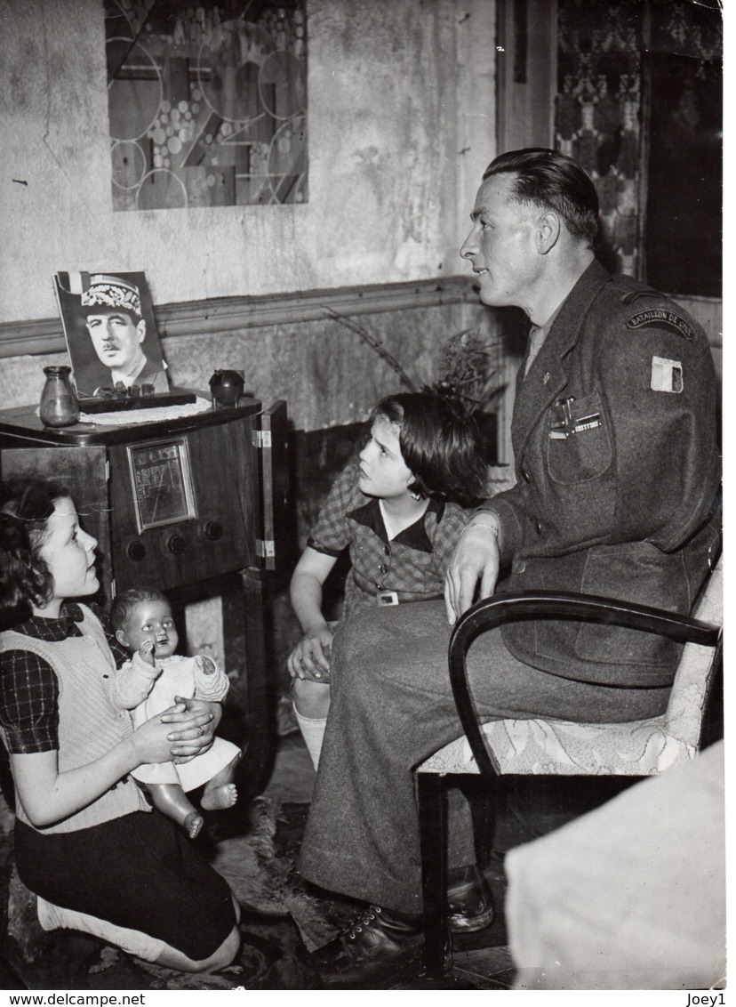 Photo Un Soldat Du Bataillon De Choc Chez Lui En1945,photo Format 18/24.Presse Libération. - Krieg, Militär