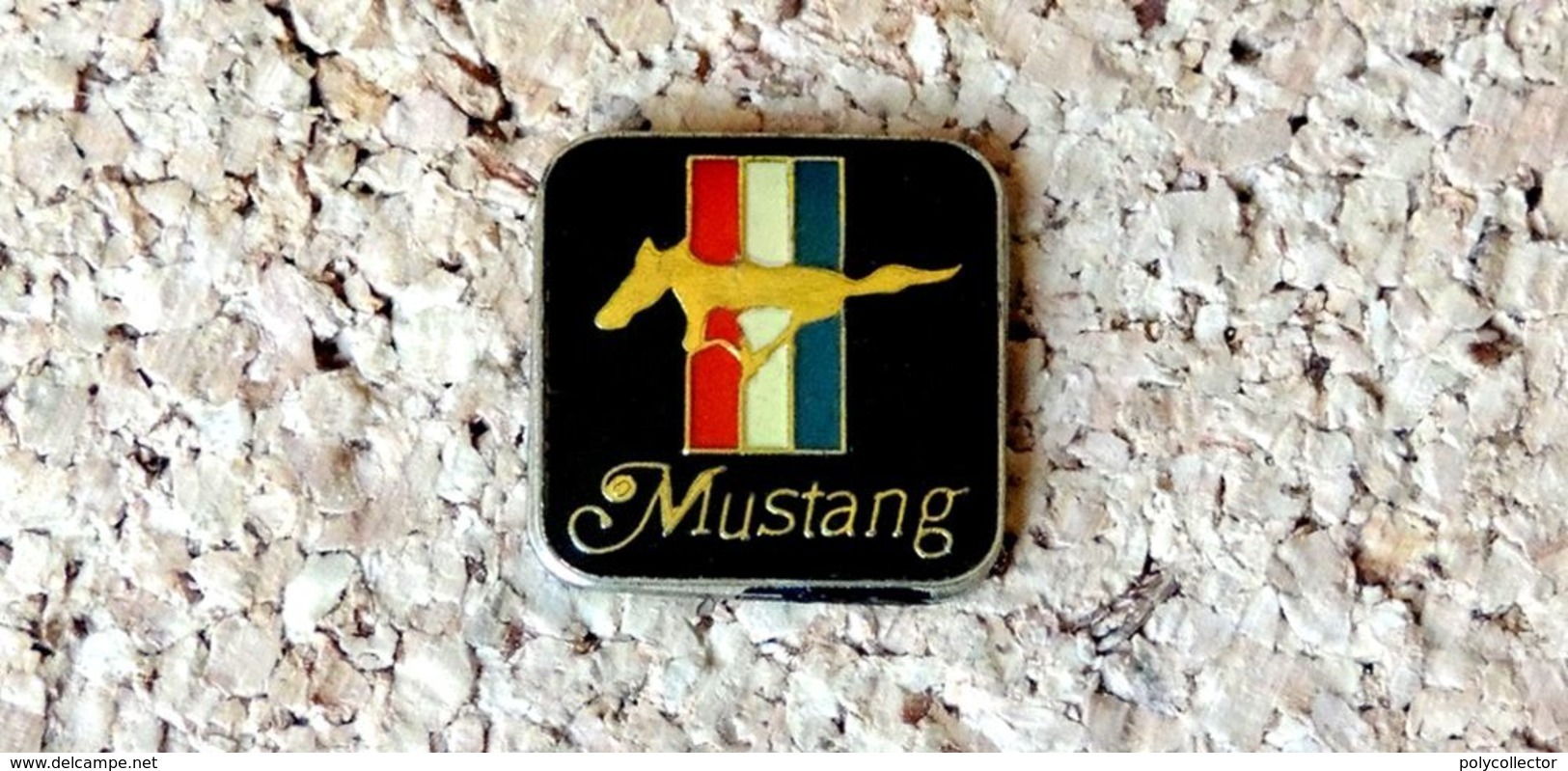 Pin's Ford Mustang Logo Carré - Verni époxy - Fabricant Inconnu - Ford