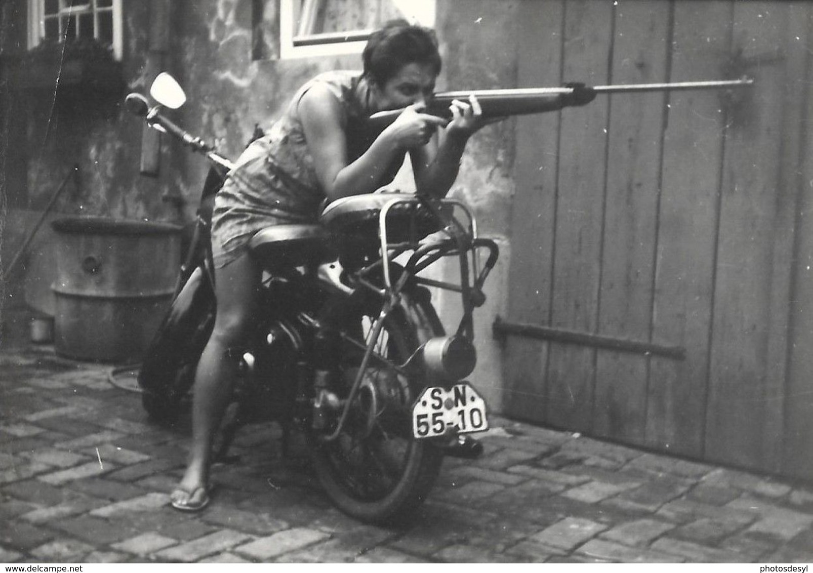 PIN UP Rebelle Bonnie PARKER Moderne Sexy à Califourchon Sur Une Moto Son Fusil à La Main Tir Carabine  PHOTO Originale - Pin-ups