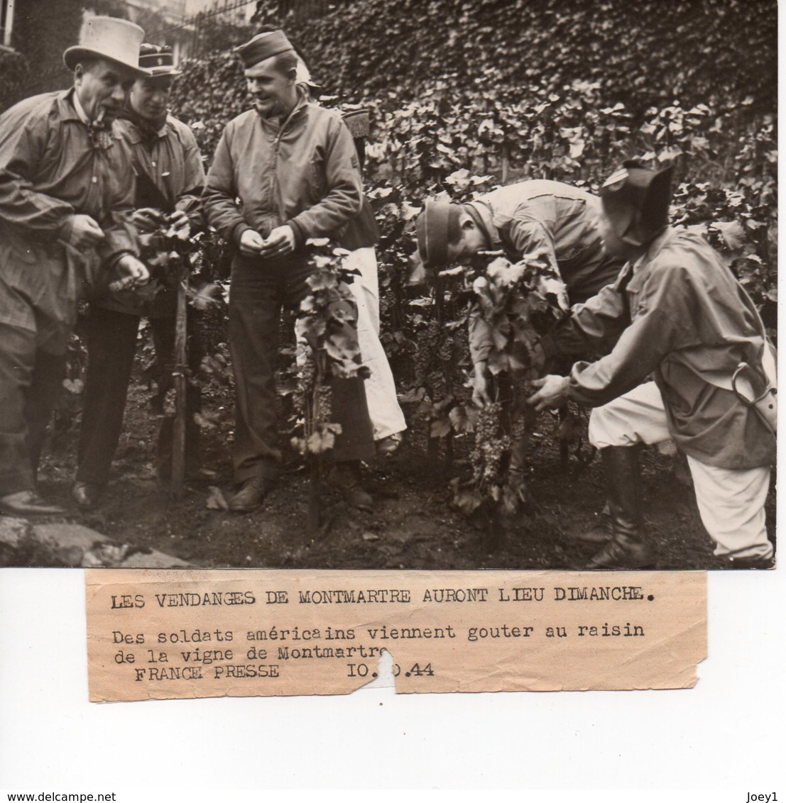 Photo Des Soldats Américains Viennent Gouter Au Raisins De La Vigne De Montmartre En 1944 - Krieg, Militär