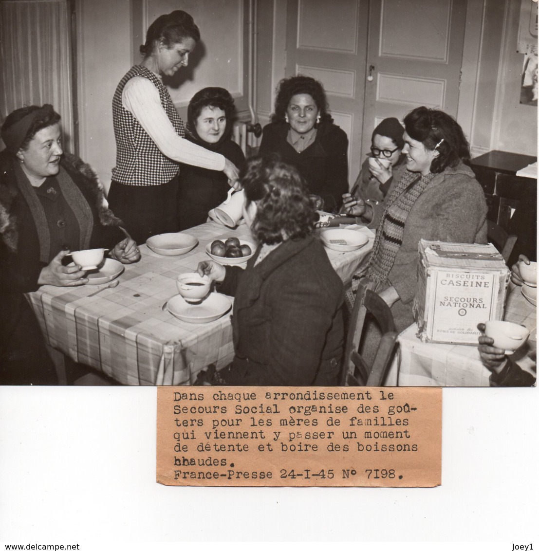 Photo Le Secours Social Dans Chaque Arrondissement Organise Des Gouters Début 1945. - War, Military