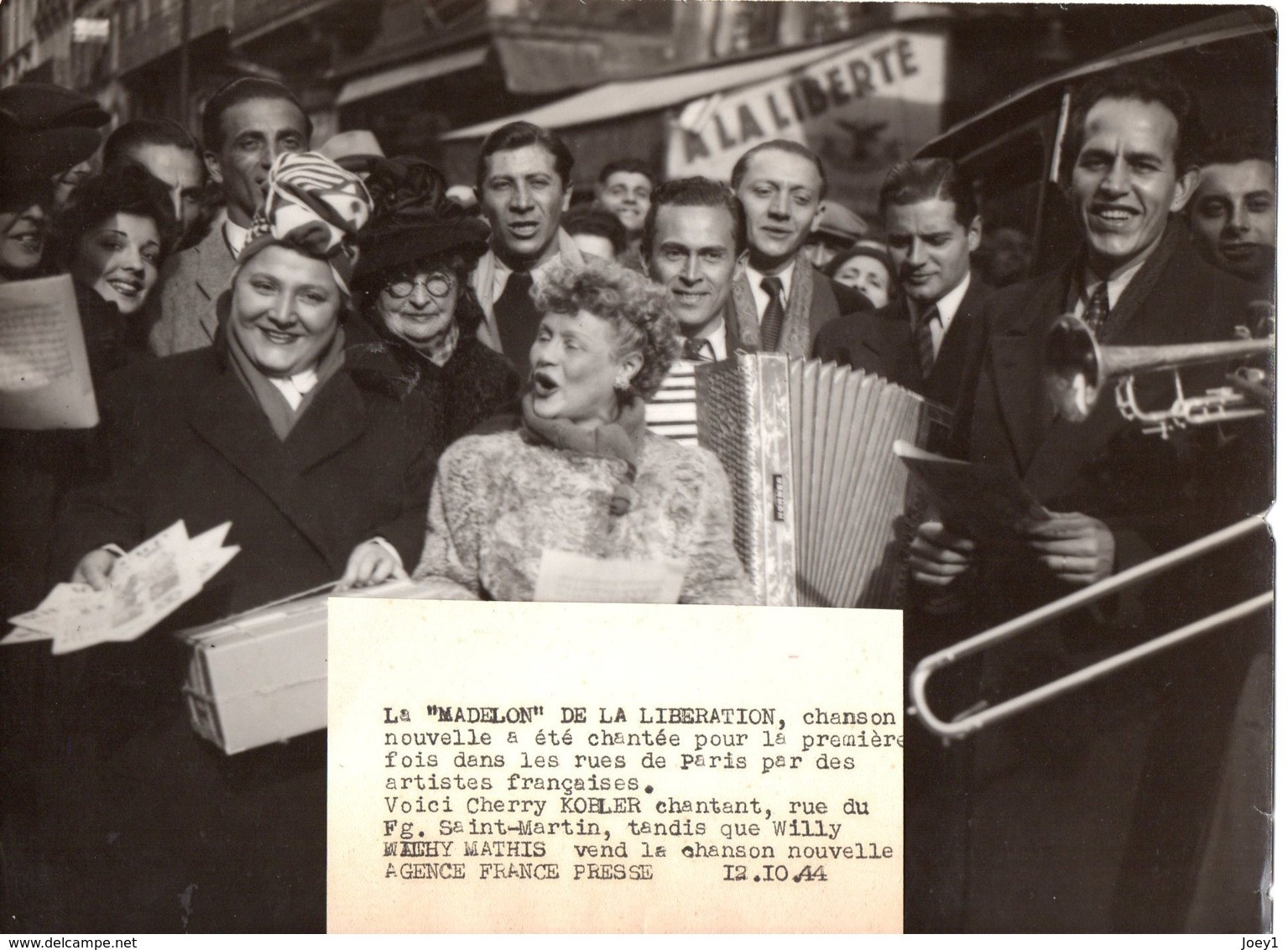 Photo De La Chanteuse Cherry Kobler Chantant Rue Du Faubourg St Martin La Madelon à La Libération.format 18/24 - Krieg, Militär