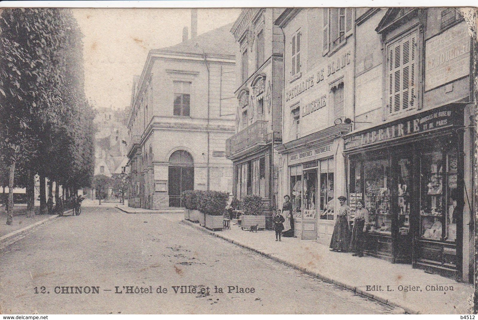 37 CHINON Façade Librairie Avec Personnel ,lingerie ,l'Hôtel De Ville Et La Place - Chinon