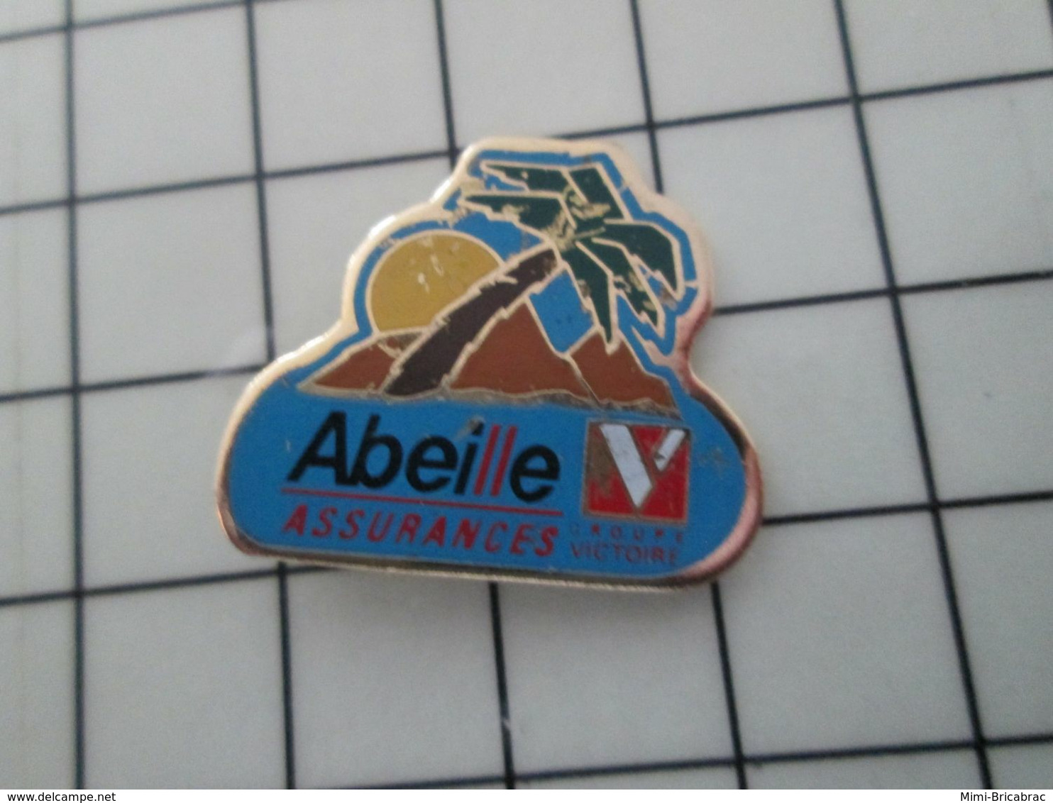 216b Pins Pin's / Rare & Belle Qualité THEME MARQUES / MONTAGNE SOLEIL COCOTIER ASSURANCES ABEILLE - Marques