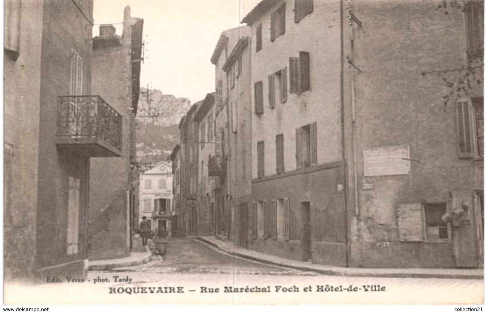 ROQUEVAIRE .... RUE MARECHAL FOCH ET HOTEL DE VILLE - Roquevaire