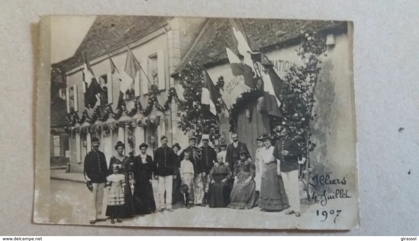 CPA PHOTO GROUPE DE GENS GENDARMES GANDARMERIE CASERNE ILLIERS 14 JUILLET 1907 FETE NATIONALE - Photographie