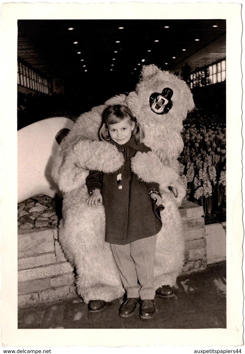 AK Carte Photo Originale Déguisement Ours Polaire & Eisbär Posant Avec Fillette & Jacinthes Véritables En 1959 - Anonyme Personen