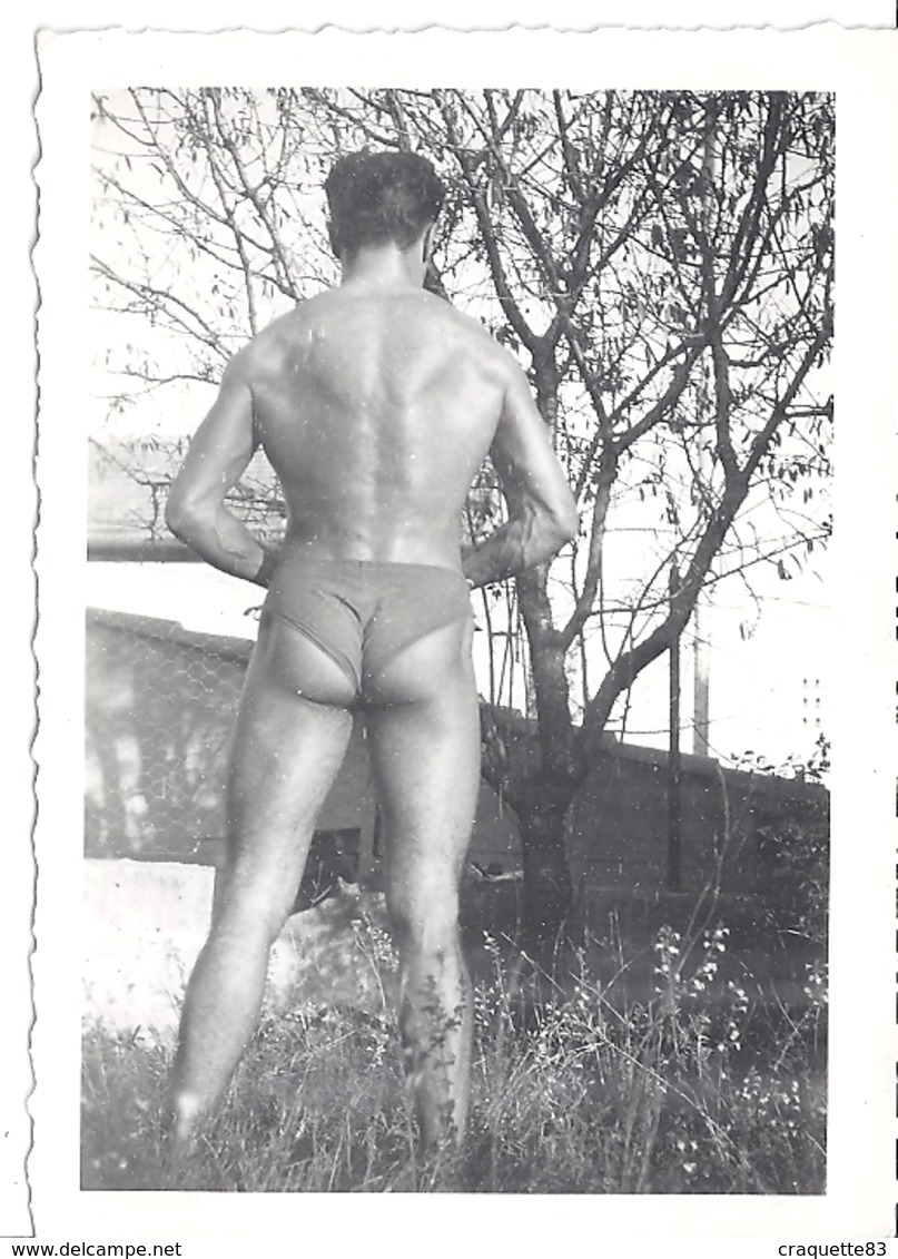 JEUNE HOMME MUSCLE  VU DE DOS EN MAILLOT DE BAIN   SEPT 1947 - Personnes Anonymes