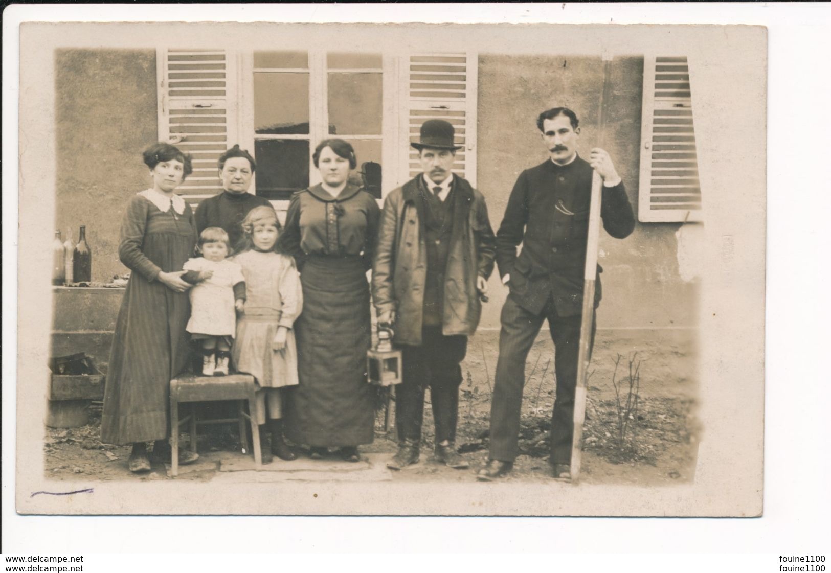 Carte Photo De Famille, Personne Avec Lampe De Mineur Ou Lanterne Peut être Un Chef De Gare ? Ou Tramway ? A IDENTIFIER - Te Identificeren