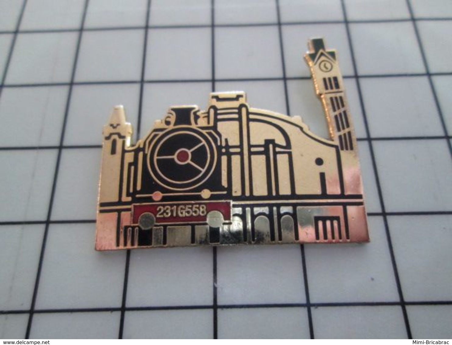 1820 Pins Pin's / Rare & Belle Qualité THEME TRANSPORTS / LOCOMOTIVE A VAPEUR DEVANT UNE GARE - Transport