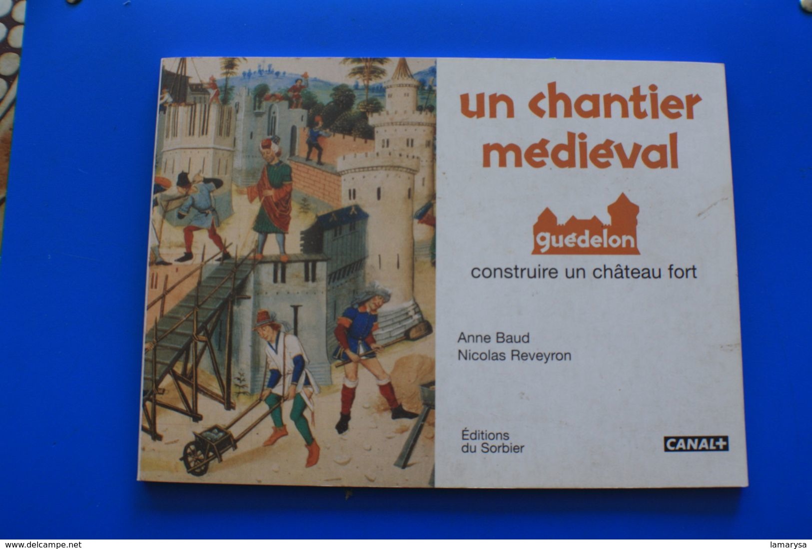 UN CHANTIER MÉDIÉVAL GUEDELON CONSTRUIRE UN CHÂTEAU FORT EDITION DU SORBIER BELLES ILLUSTRATION CANAL+ 2000 - Storia