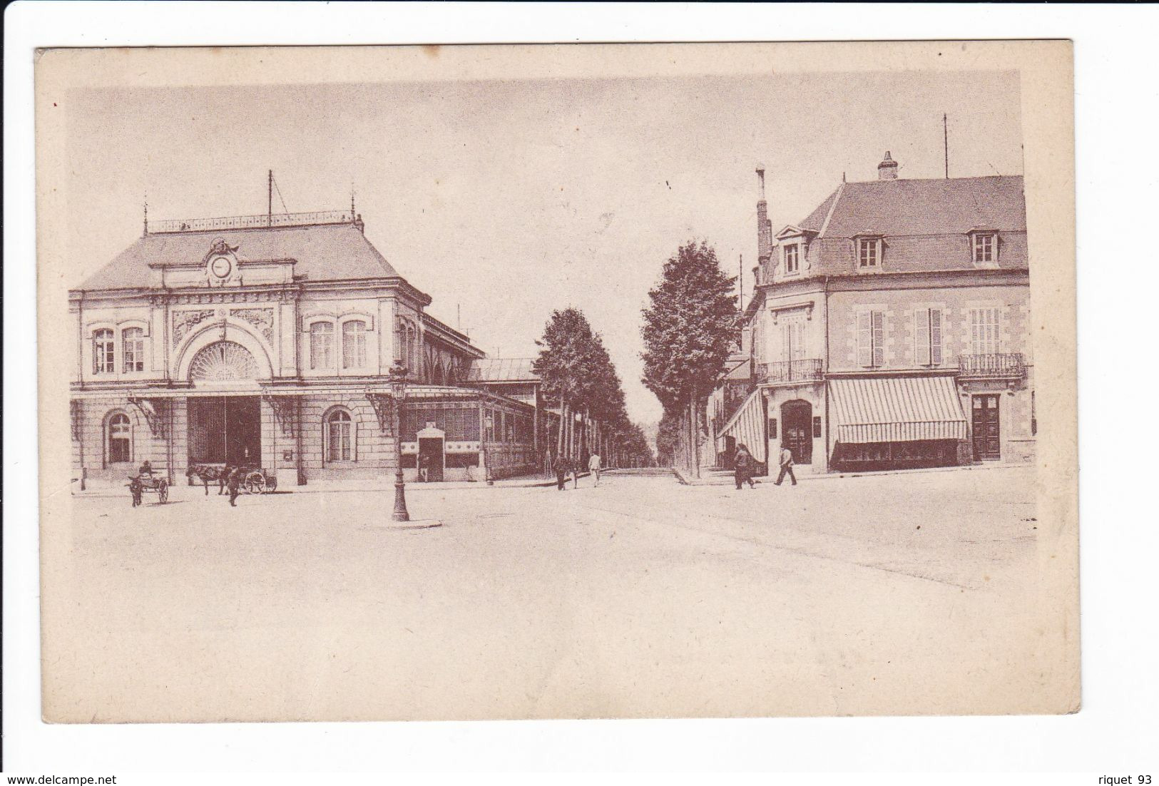 NEVERS - Le Marché Et L'Avenue De La Gare - Nevers