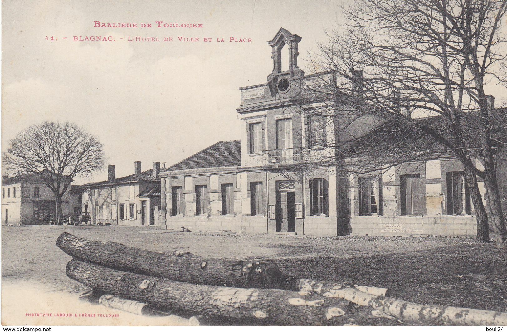 BERG- BLAGNAC EN HAUTE GARONNE L'HOTEL DE VILLE ET LA PLACE LES ARBRES SCIES   CPA CIRCULEE - Autres & Non Classés