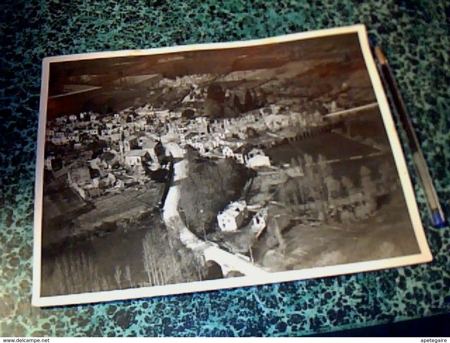 Photographie Originale De Oradour Sur Glane 18 X  23 Cm Env. Tampon " Association Nationale Des Familles Des Martyrs" - Lugares