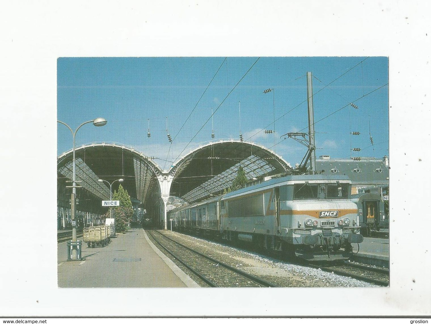 EN GARE S N C F DE NICE VILLE LE TRAIN CORAIL - Transport Ferroviaire - Gare