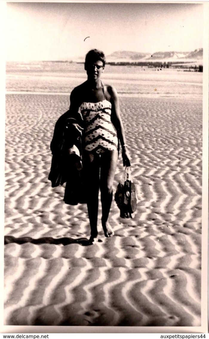 Carte Photo Originale Pin-Up Sexy Dans Son Maillot Une Pièce Seule Au Monde Sur Des Kilomètres De Plage Vers 1960/70 - Pin-Ups