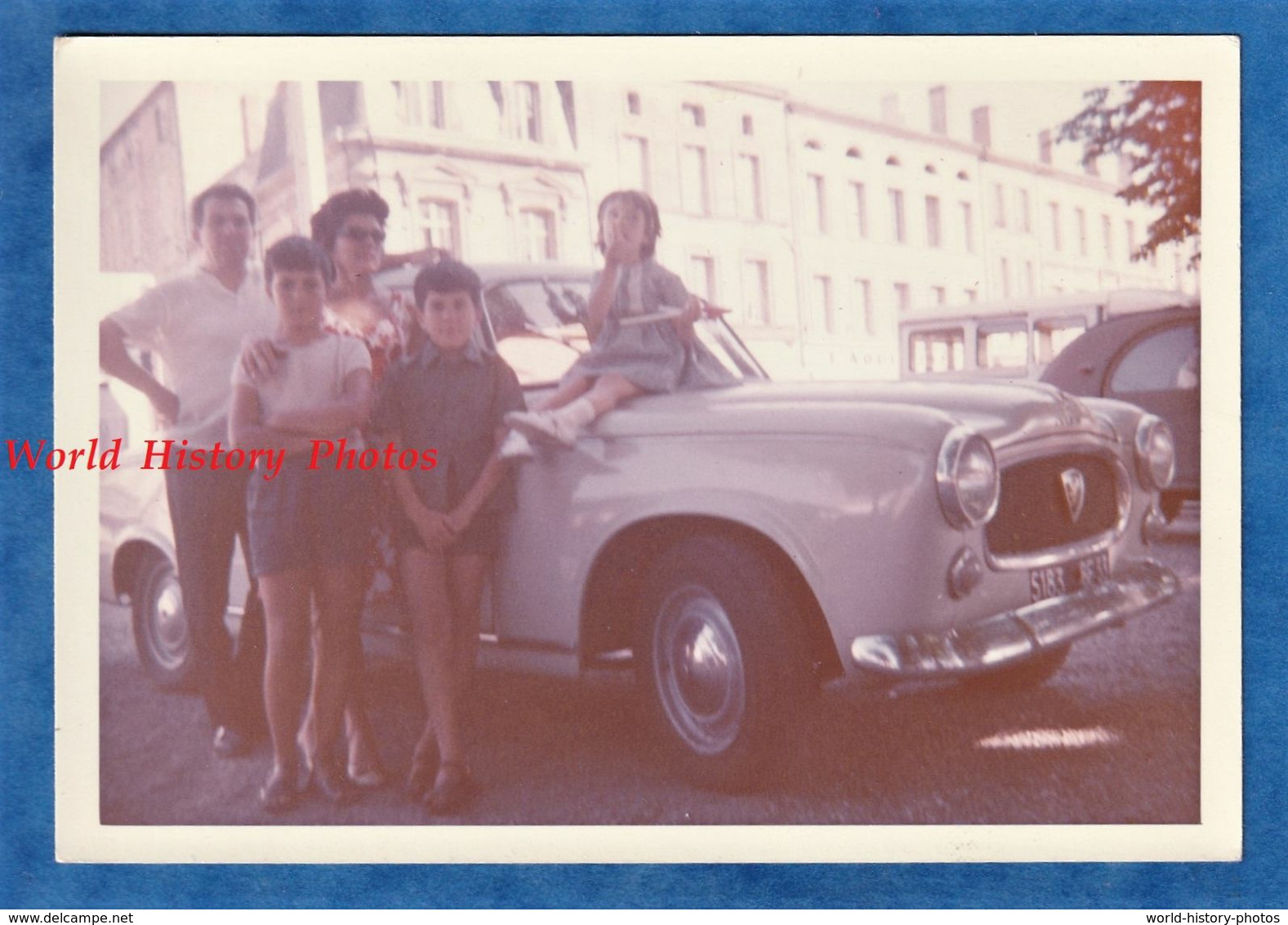 Photo Ancienne Snapshot - BLAYE - Portrait De Famille Devant Leur Automobile - 1965 - Enfant Garçon Fille Kodacolor - Cars