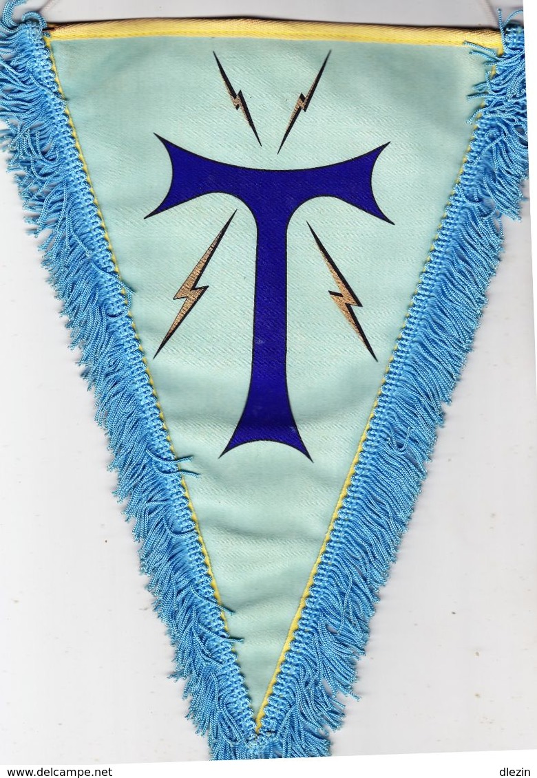 Fanion-souvenir Triangulaire 28° Régiment Des Transmissions. 175 X 260 Mm. Tissu Polyamide à Fond Tricolore, Imprimé. - Autres & Non Classés