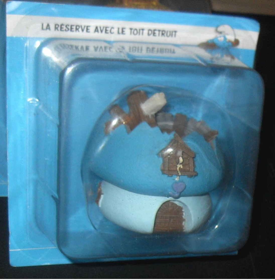 FIGURINE MAISON SCHTROUMPF La Réserve Avec Le Toit Détruit  © 2019 PEYO - Smurfs