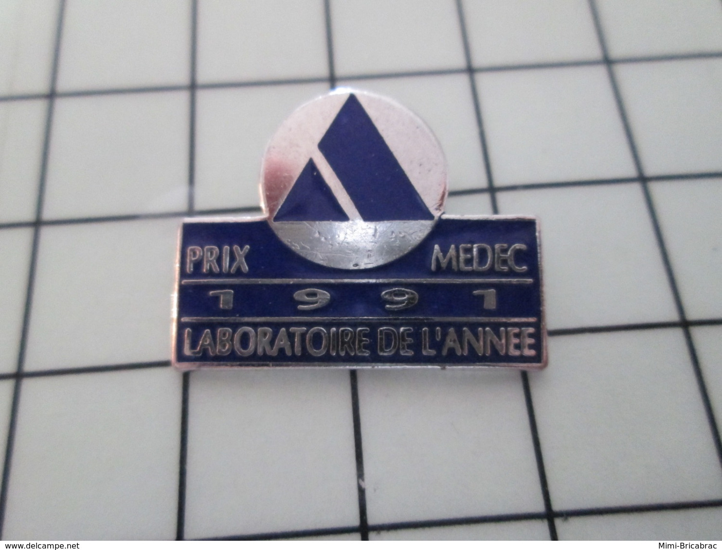 216b Pin's Pins / Beau Et Rare / THEME : MEDICAL / PRIX MEDEC LABORATOIRE DE L'ANNEE 91 - Medizin