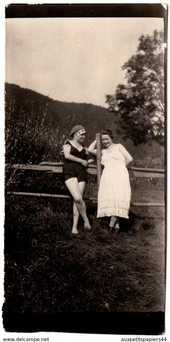 Photo Originale Charmantes Pin-Up Sexy Dans Leurs Maillots & Ensenble De Bain En Juillet 1923, Légende Dos - Pin-Ups
