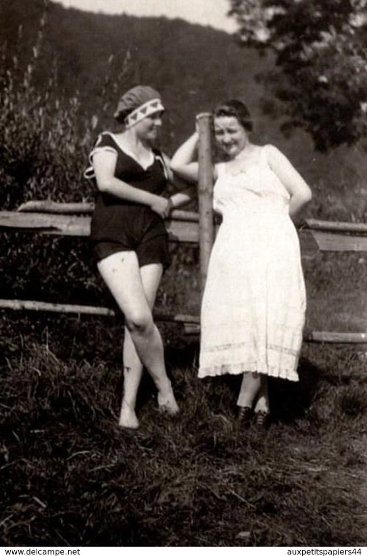 Photo Originale Charmantes Pin-Up Sexy Dans Leurs Maillots & Ensenble De Bain En Juillet 1923, Légende Dos - Pin-Ups