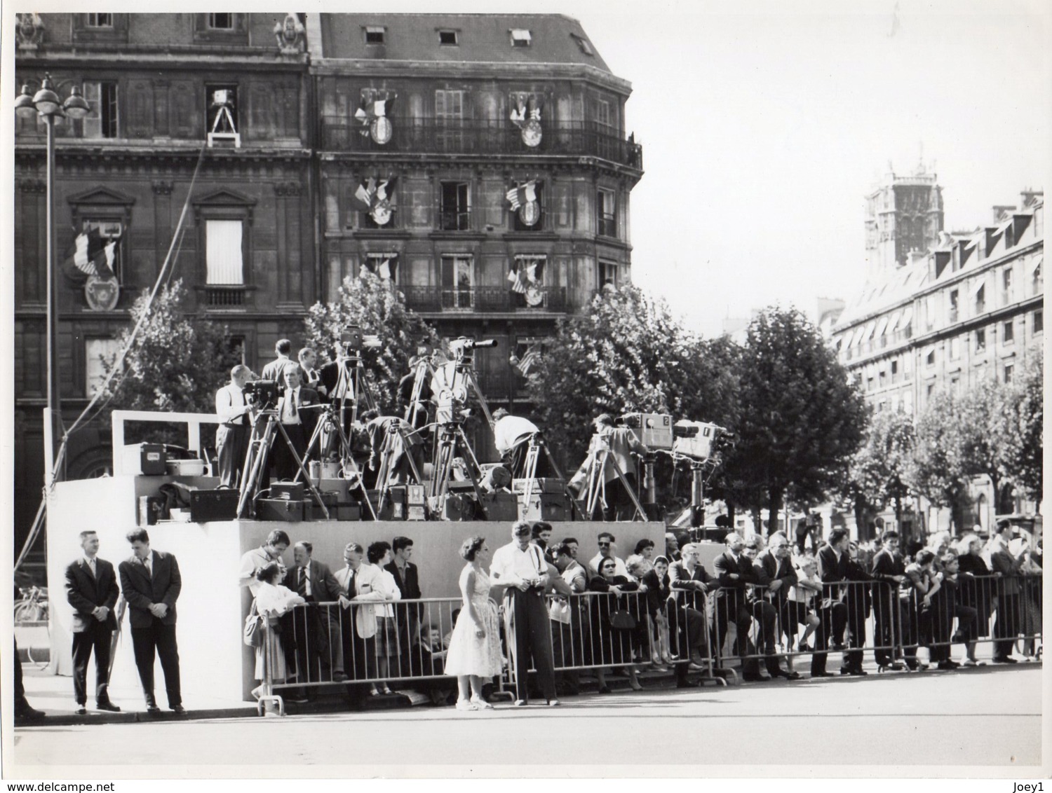 Photo La Presse Attend Le Président Eisenhower à L Hotel De Ville De Paris 2 Sept.1959 Format 18/24 - Famous People
