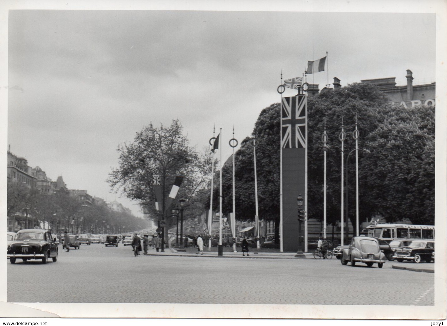Photo Paris, Place De La Concorde, Champs élysées, Préparatif Réception D'Elisabeth 2 Visite Du 9/4/1957 - Beroemde Personen