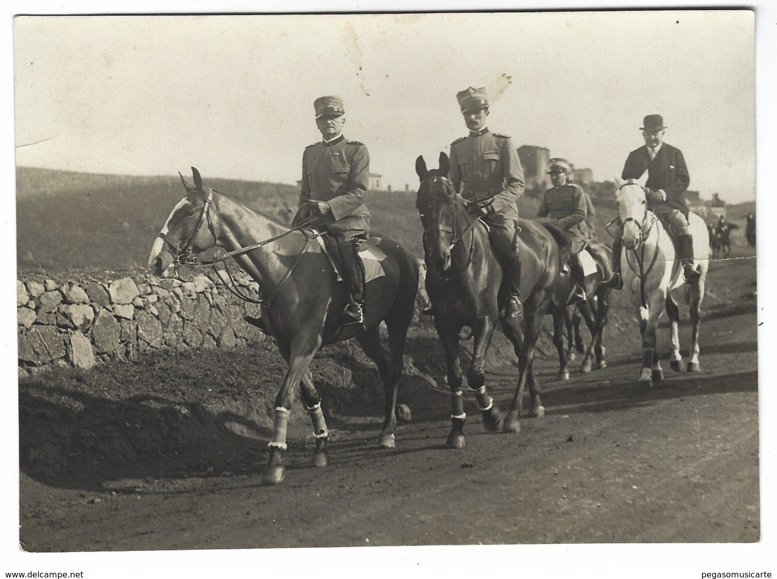 CLB192 - FOTO MILITARE SOLDATI WAR COLONIALE DIVISA 1930 CIRCA A CAVALLO NON IDENTIFICATA CM 17,4 X 12,6 - War, Military