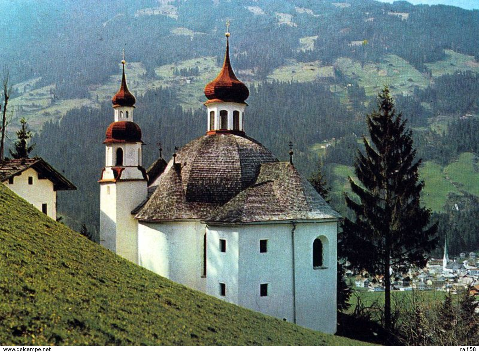 1 AK Österreich / Tirol * Die Wallfahrtskirche Maria Trost Mit Blick Auf Zell Am Ziller Im Zillertal - Luftbildaufnahme - Zillertal