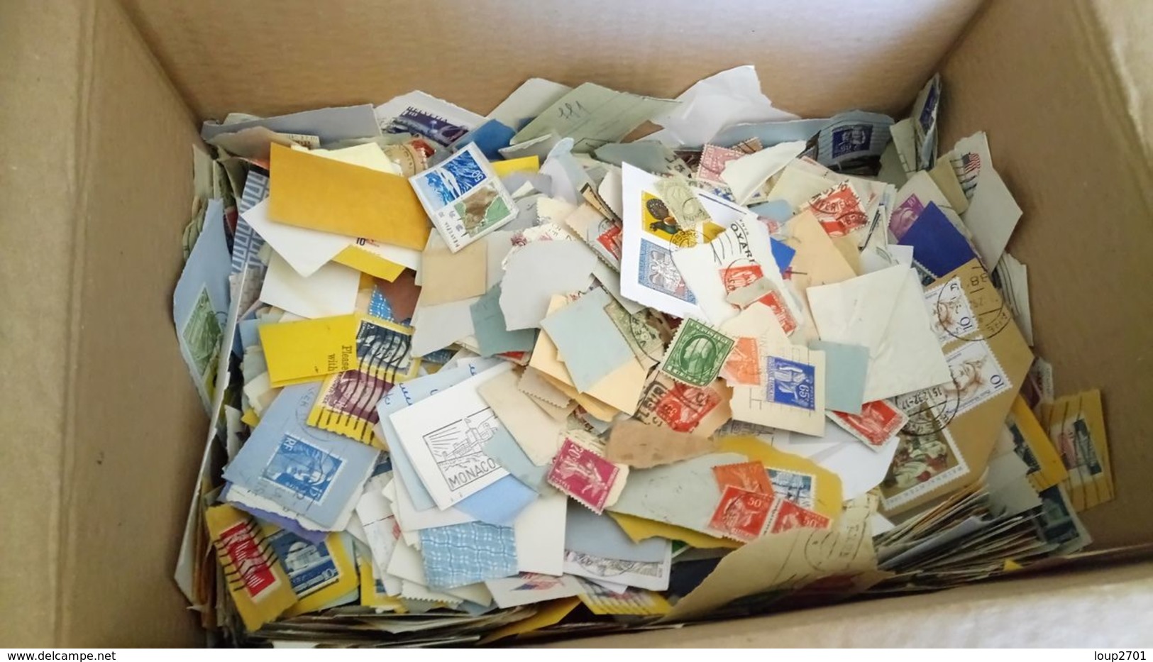 DP082 CARTON + DE 2 KG TIMBRES SUR PAPIER TOUS PAYS TOUTES ÉPOQUES  A TRIER COTE++ DÉPART 10€ - Lots & Kiloware (mixtures) - Min. 1000 Stamps