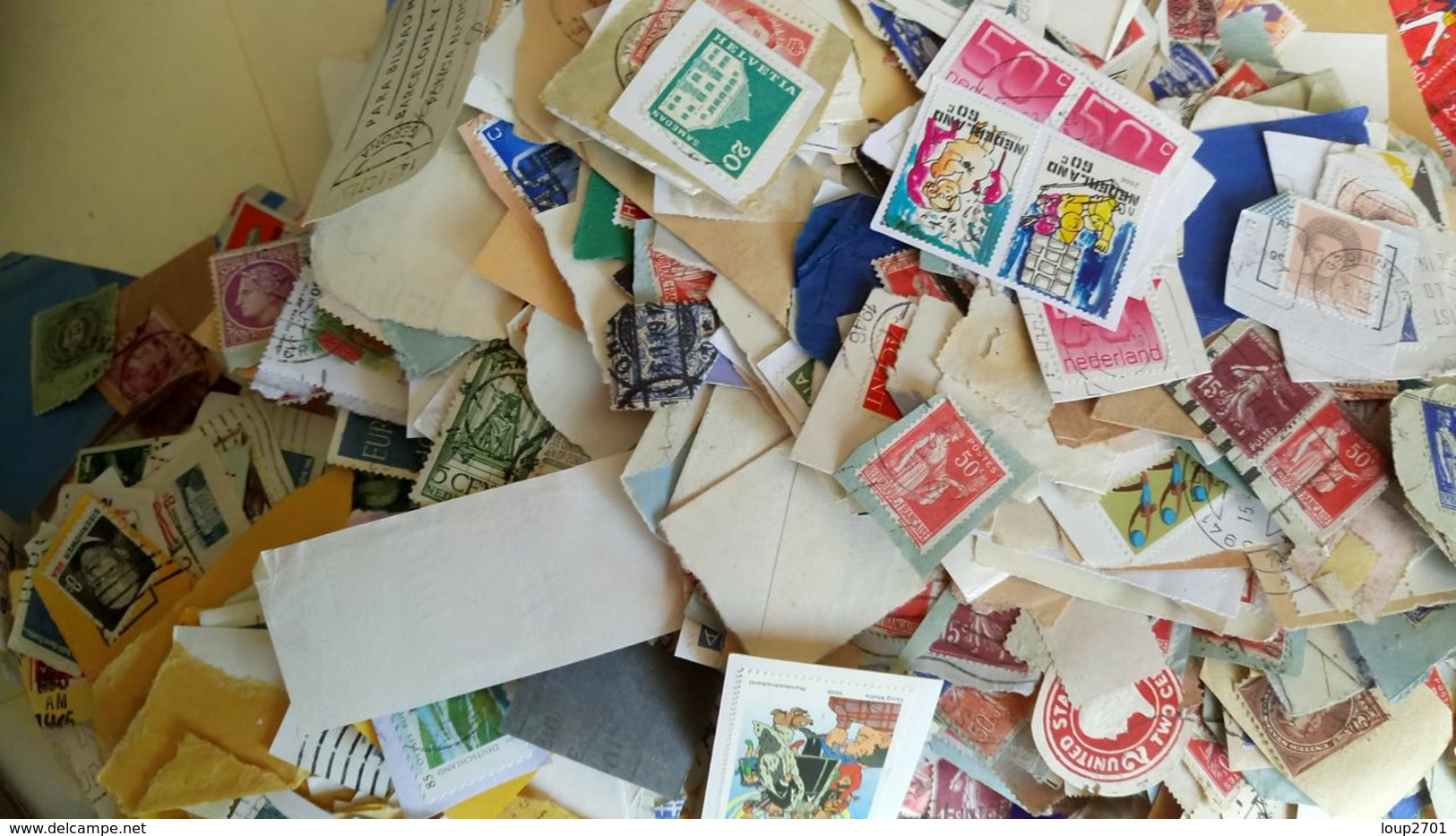 DP082 CARTON + DE 2 KG TIMBRES SUR PAPIER TOUS PAYS TOUTES ÉPOQUES  A TRIER COTE++ DÉPART 10€ - Lots & Kiloware (mixtures) - Min. 1000 Stamps