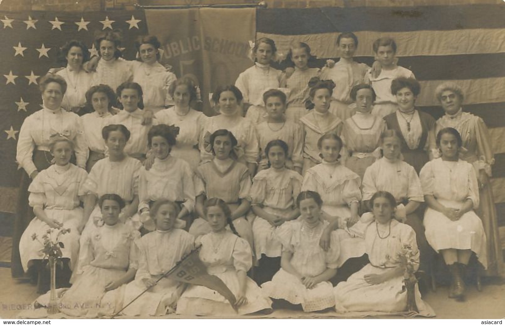 Real Photo New York Public Scholl. Rieger 216 , Third Avenue . American Flag - Unterricht, Schulen Und Universitäten