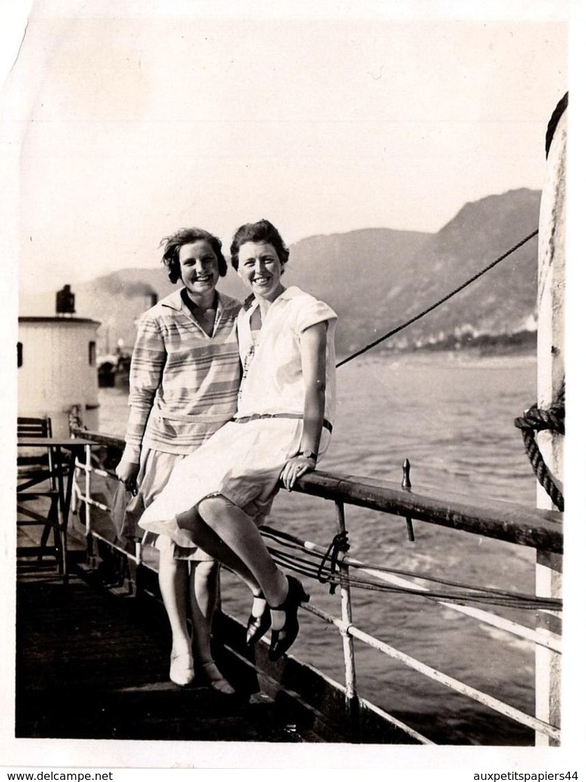 Photo Originale Duo De Pin-Up Sur Un Bateau De Croisière Le " R.S. Rotterdam " En 1928 &légende Dos - Pin-ups