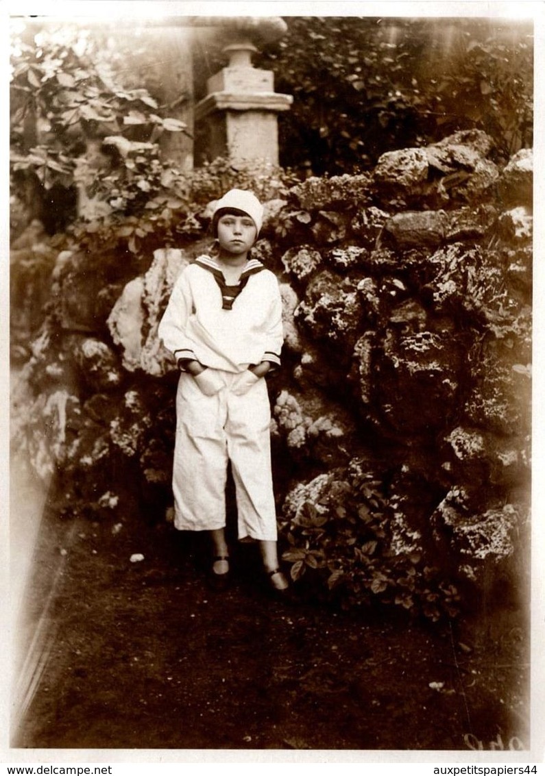 Photo Originale Jolie Fillette Adolescente Dans Son Costume De Marin & Bonnet Blancs Vers 1920 Au Jardin - Personnes Anonymes