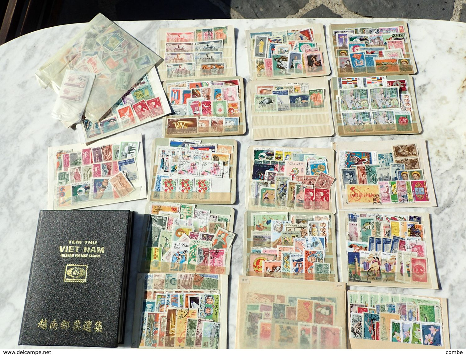 VIET-NAM.  TRES GROS LOT DE TIMBRES.  2 Kg DANS UNE BOITE