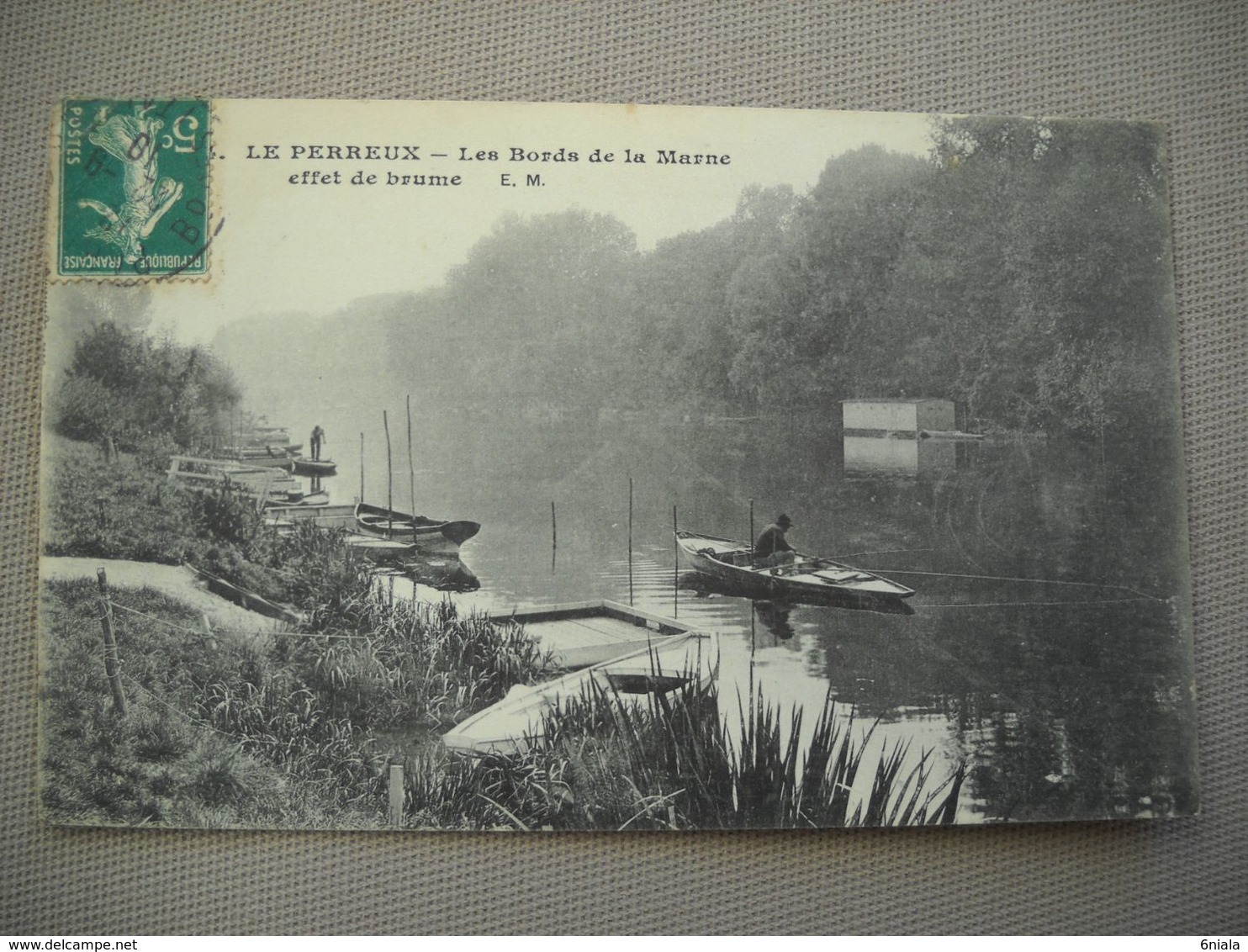 2041 Carte Postale  LE PERREUX  Les Bords De La Marne  Pêcheur    Barque     94 Val De Marne - Le Perreux Sur Marne