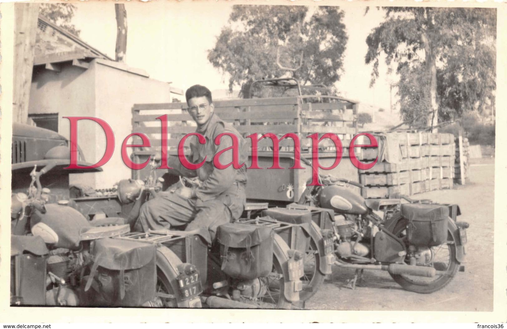 Photographie : Guerre D'Algérie  Ahnif  Camp De Maillot - MOTO MOTOS Soldat Militaire - Garde De Prisonnier - Circa 1960 - Krieg, Militär