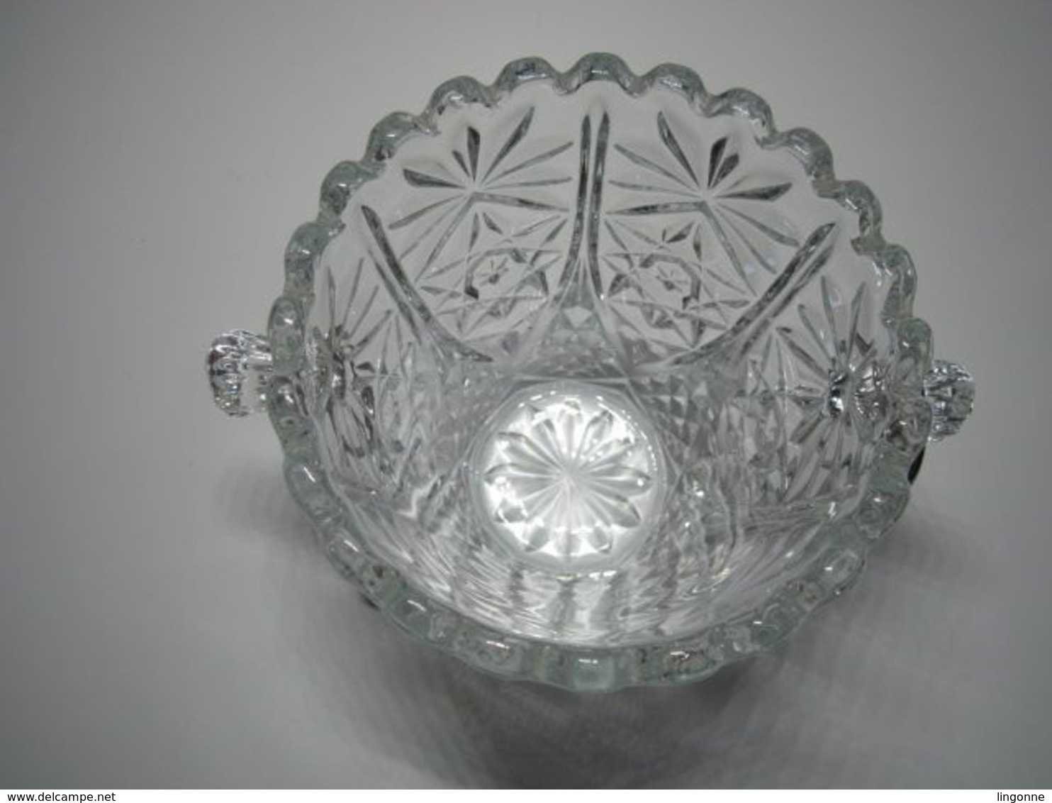 Seau a glaçons en cristal saint louis ? lorraine ? bohème ? a définir-  Haut 13,5 cm, Diamètre 12,5  Poids : 850 Grammes