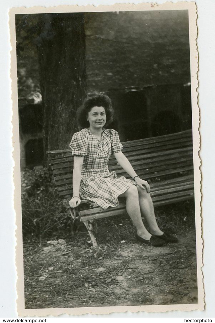 Snapshot Femme Woman 40s Pin-up Amateur Portrait Banc Forêt - Anonyme Personen