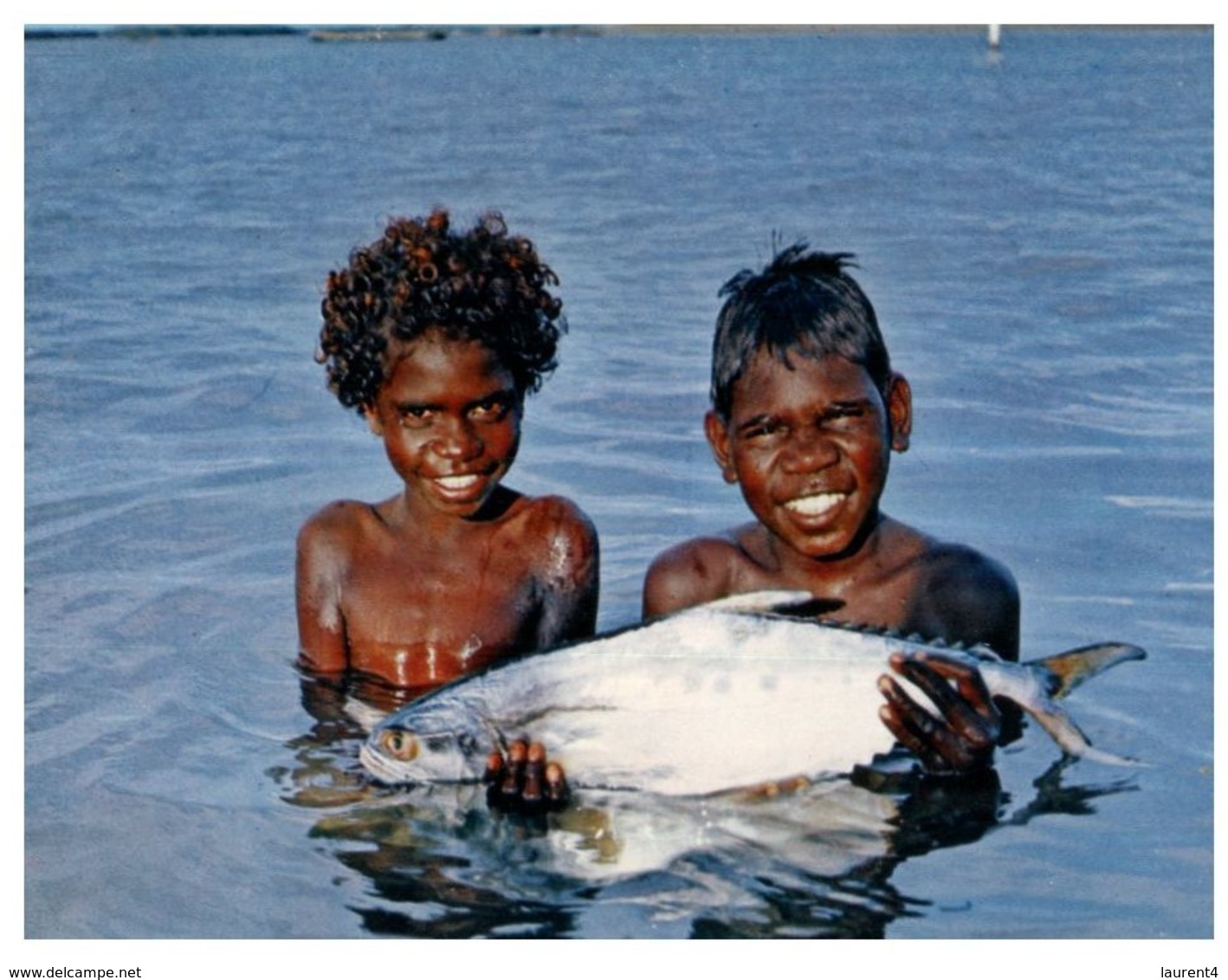 (H 22) Australia - Aboriginal Boys In Ross River Water With Fish - Aborigènes