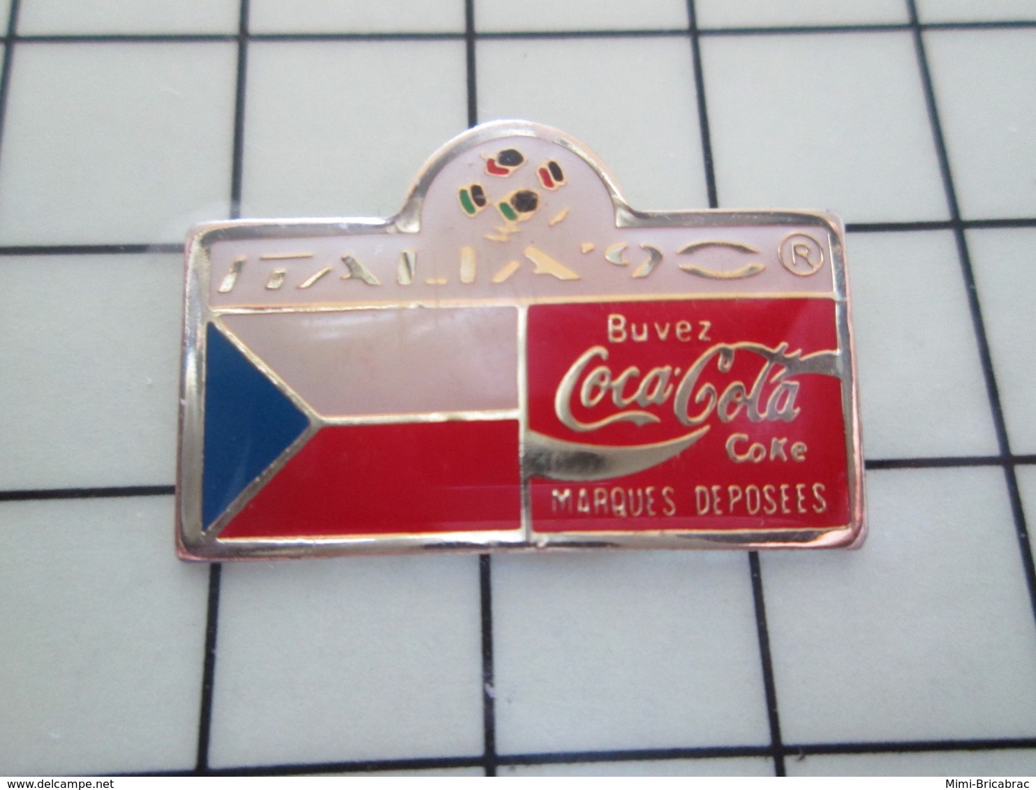 615B Pin's Pins / Beau Et Rare / THEME : SPORTS / COCA-COLA MONDIAL FOOTBALL 90 ITALIE DRAPEAU TCHECOSLOVAQUIE - Fútbol